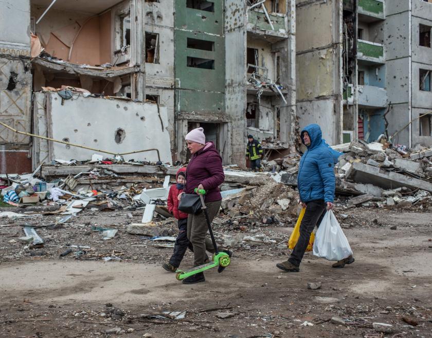 Zwei Frauen in einer zerstörten Stadt in der Ukraine
